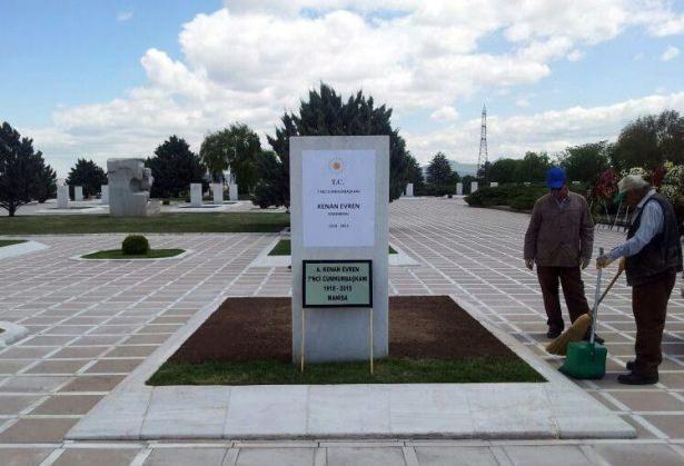 <p>12 Eylül darbesinin mimarı olan Evren, Ahmet Hamdi Aksesi Camii'nde dün öğle namazının ardından kılınan cenaze namazına müteakiben Devlet Mezarlığı'na defnedilmişti.</p>
<p> </p>