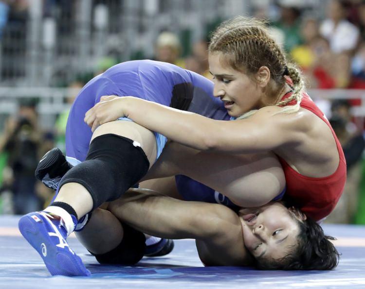 <p>Çeyrek finalde Japonların ünlü güreşcisi Sara Dosho'ya 4-0 mağlup olan Buse, rakibi finale çıkınca repesaj maçı yapmaya hak kazandı.</p>