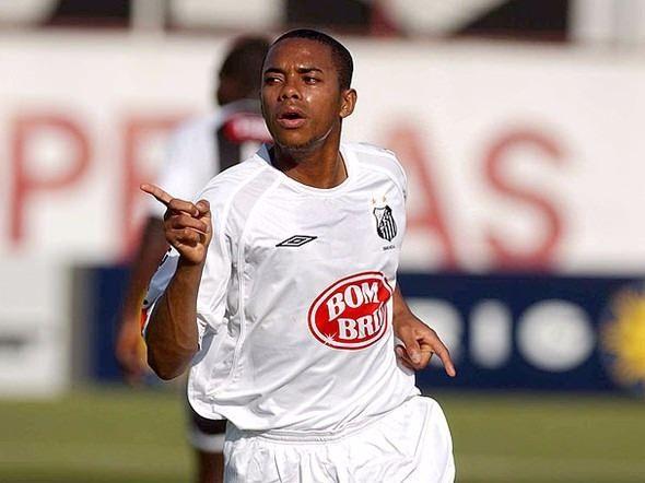<p>ROBINHO | Neymar'ın kariyerine ışık tutan, Santos'un Avrupa'ya sattığı süper yıldızlardan birisine geldi sıra... Şu an 32 yaşında olmasına rağmen sanki 40 yıldır futbol dünyasında olduğunu sandığımız, 18 yaşında adını futbol dünyasına duyuran bir yıldız daha. Real Madrid, Manchester City ve Milan gibi takımları CV'sine yazdıran, bir ara Çin Ligi'ni sallayıp tekrar ülkesinde futbol oynayan ve emekliliğini bekleyen yıldızlar kervanına katılan isimlerden birisi daha...</p>

<p> </p>
