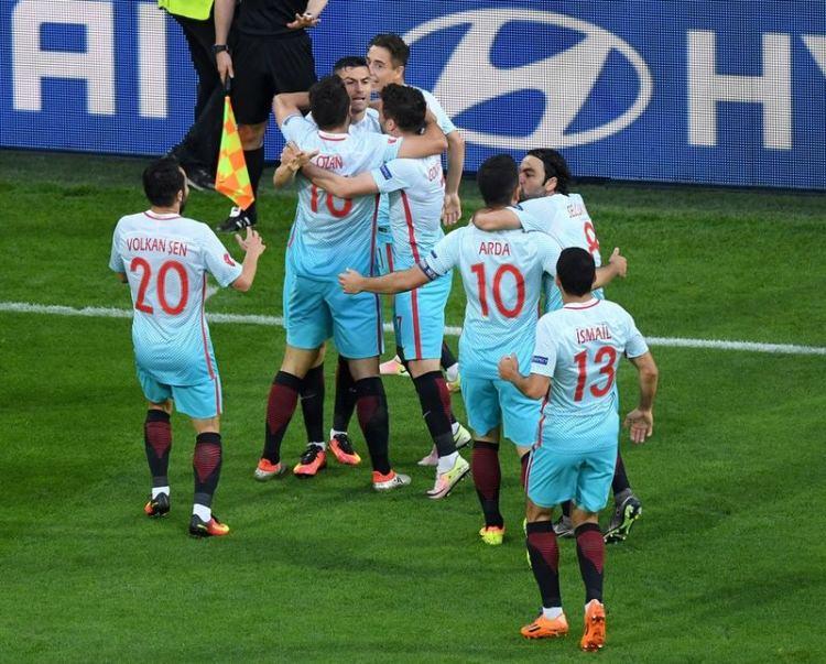 <p>FRANSA'nın günlük spor gazetesi L'Equipe, Türkiye A Milli Futbol Takımı'nın genç yıldızı Emre Mor'a övgü yağdırdı.</p>
