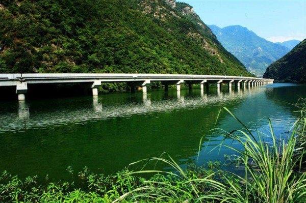 <p>Tamamen çevreye zarar vermeden yapılması planlanan yol için hiç ağaç kesilmedi ve yapım süresinde hiçbir canlı hayatını etkilenmemesine dikkat edildi.</p>
<p> </p>
