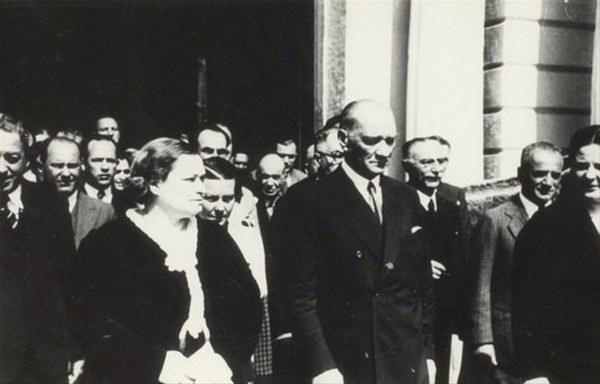 <p>Atatürk; Afet İnan, Makbule Atadan ve Sabiha Gökçen ile beraber…</p>

<p> </p>
