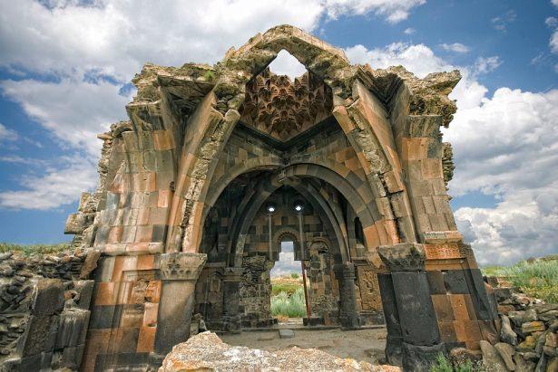 <p><strong>Ani Harabeleri, Kars</strong><br />
 <br />
Ani, Kars'ın merkez ilçesinde, il merkezine 48 km. uzaklıkta, Arpaçay boyunda bulunan ören yeri. 961-1045 yılları arasında Pakraduni Hanedanlığından Ermeni hükümdarının başkenti olmuştur. 11. ila 12. yüzyıla ait bazı İslam mimarisi eserlerini de barındırır.</p>
