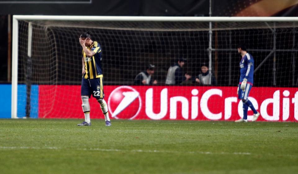 <p>Boly'nin eline çarpan top net şekilde penaltıydı ancak hakem avantaja bıraktı. </p>
<p>48'de Josue'nin uzaktan şutu auta gitti. </p>
<p>53'te Willy Boly, kornerden gelen topa düzgün vurdu, top santimetrelerle auta gitti. Fenerbahçe için şanslı pozisyon...</p>