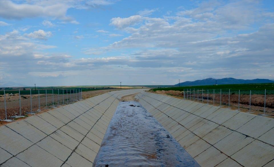 <p>Acu, yıllık 100 milyon metreküp su ile Konya'nın 2065'e kadarki içme suyu ihtiyacının karşılanacağını belirterek, "Söz konusu projede herhangi bir aksaklık yaşanmaması için KOSKİ Genel Müdürü ve müteahhit firma yetkilisiyle toplantı yaptık. Toplantıda, çalışma ve iş programı ile ilgili bilgi aldık, ödenek ile ilgili bir sıkıntımız olmadığını tespit ettik." dedi.</p>

<p> </p>
