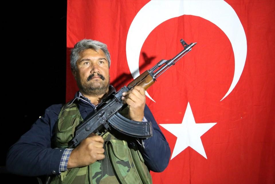 <p><strong>"Bu ülkeyi teslim etmeyeceğiz"</strong></p>
<p>Muharrem Bebek de askerden geldikten 2 yıl sonra gönüllü olarak güvenlik korucusu olduğunu kaydetti.</p>
<p>Kendi köylerinde teröre mahsur kalmış gibi yaşamak istemedikleri için gönüllü olduklarını belirten Bebek, şöyle devam etti:</p>
