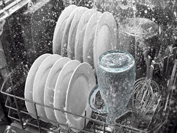 <p><strong>Çatal bıçakları ters şekilde dizmek</strong></p>

<p>Kaşık, çatal ve bıçakların sapları yukarı bakacak şekilde dizilirse sıcak suyun kirli olan yerlere ulaşmasını engeller.</p>
