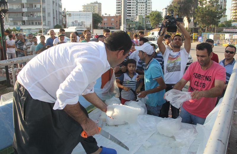 <p>Kuyrukta bekleyen vatandaşlar, kar almak için sıraya girdiklerini, iftardan sonra yiyerek serinlediklerini söylediler. Vatandaşlar, "Bu kar bize yetmiyor.</p>
<p> </p>