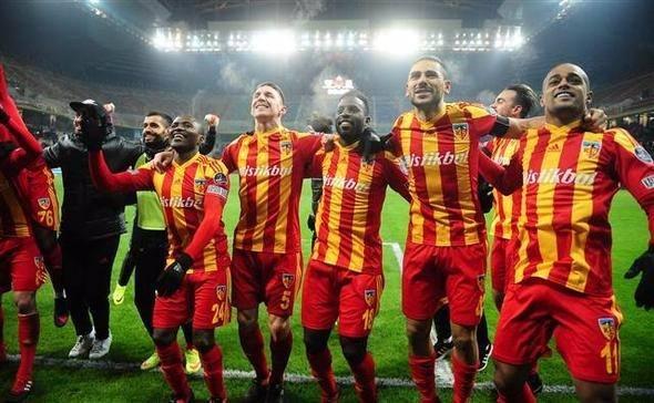 <p><strong>SERGEN YALÇIN BUNU HEP YAPIYOR</strong></p>

<p>Kayserispor'la çıktığı 8 resmi maçta 4 galibiyet, 3 beraberlik ve 1 mağlubiyet alan Sergen Yalçın takımını küme düşme hattından kısa sürede çıkartırken Türkiye Kupası çeyrek finalinde de Fenerbahçe'nin rakibi oldu. Sezonun ikinci yarısına damga vuran Yalçın'ın bu başarısı tesadüf değil. Çünkü tecrübeli adam şimdiye kadar antrenörlük yaptığı Gaziantepspor ve Sivasspor'da da aynı katkıyı takımlarına vermişti.</p>
