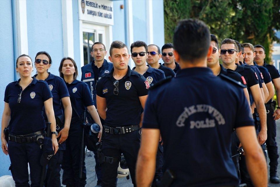 <p>Toplumsal olaylarda çocuk gördüğünde kendi çocuklarının aklına geldiğini dile getiren Kaplan, müdahale öncesi özellikle çocukları alandan çıkardıklarını söyledi.</p>

<p> </p>
