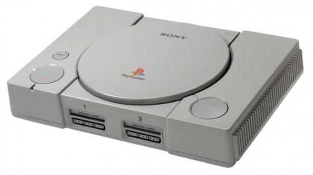 <p><strong>1994: İlk PlayStation</strong><br />
Sony, daha sonrasında fenomen haline gelecek ilk oyun konsolunu 1994 yılında çıkardı. Konsol piyasaya çıkışından 9 buçuk yıl sonra 100 milyon birimin üzerinde satan ilk ürün oldu.</p>
