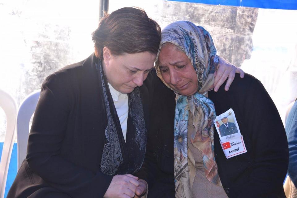 <div>Bakan Sarı, daha sonra taziye ziyaretine gittiği Şırnak'ın Cizre İlçesi'nde şehit olan Uzman Çavuş Enver Buğur'un annesi Sevim Buğur'a sarılarak ağladı.</div>
<div> </div>