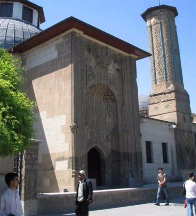 <p>Alaaddin Tepesi'nin ardından, tepenin kuzeyindeki Kubadabad Sarayı'ndan getirilen çini eserlerin sergilendiği Karatay Medresesi ile doğusundaki yine Selçuklu döneminden kalan İnce Minare Müzesi mutlaka görülmeli. Mevlana Müzesi civarında bulunan ve Konya mutfağına özgü yemeklerin sunulduğu lokantalardan birinde, bamya çorbası, su böreği, yaprak sarma, etli ekmek, bıçak arası, fırın kebabı yenilebilir. Tatlı olarak da höşmerim tercihi yerinde olur.</p>

<p> </p>
