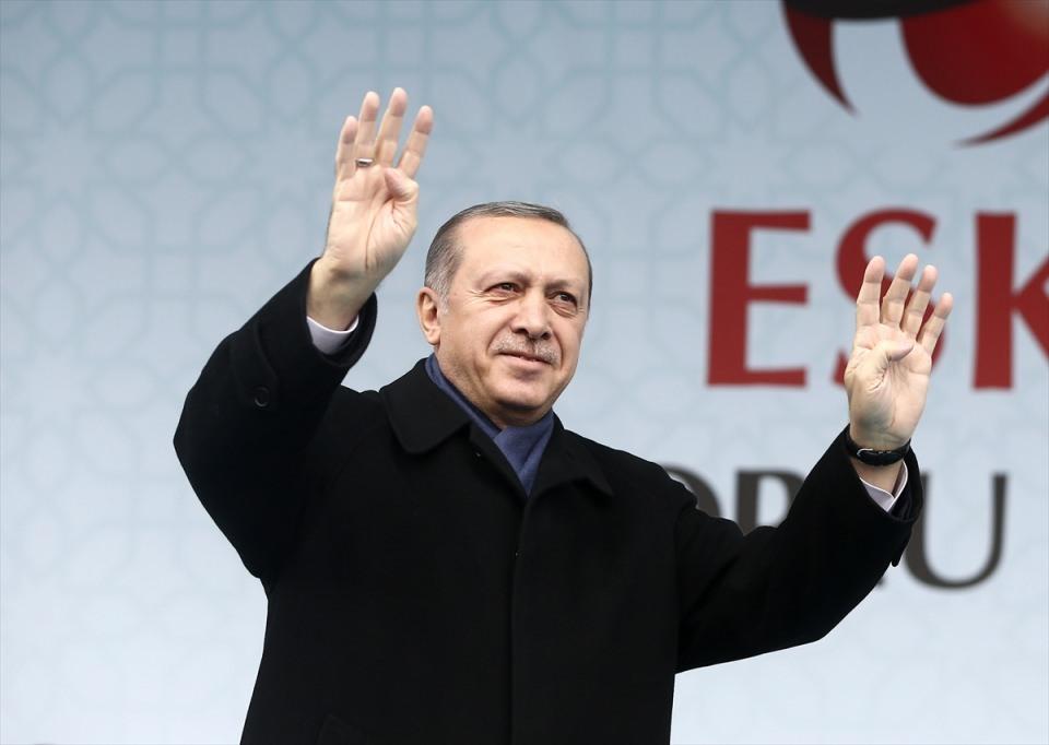 <p>Cumhurbaşkanı Recep Tayyip Erdoğan, Eskişehir Valiliği önündeki toplu açılış törenine katılarak konuşma yaptı.</p>

<p> </p>
