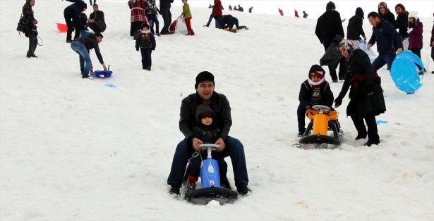 <p>Dulkadiroğlu Belediyesi Başkan Yardımcısı Sebük Tekin Alparslan, Şehit Uzman Çavuş Aktaş için Elbistan ilçesinde cenaze töreni olduğunu belirterek, şehit Aktaş'a Allah'tan rahmet, yakınlarına sabır diledi.</p>
<p> </p>