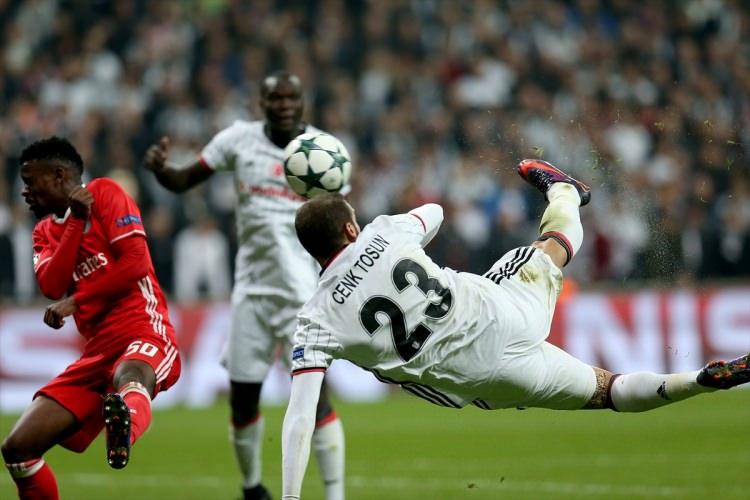 <p>Beşiktaş'ı ateşleyen ilk golü atan isim olan Cenk Tosun'da UEFA tarafından maçın adamı seçildi.</p>
