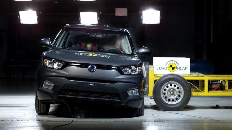 <p><span style="color:#FFA07A"><strong>SSANGYONG TİVOLİ (Güvenlik paketli)</strong></span></p>
<p>Yetişkin yolcu güvenliği başarı oranı: Yüzde 82</p>