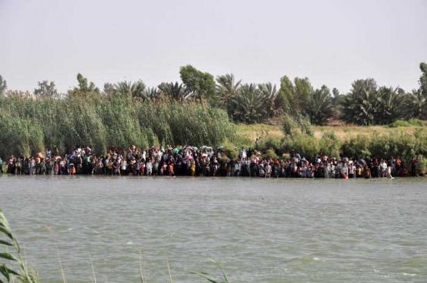 <p>Fotoğrafları, Associated Press haber ajansı Felluce'den geçti. IŞİD'den kaçan siviller, Fırat Nehri kenarında durmuş karşı kıyıya geçmeyi bekliyor.</p>

<p> </p>
