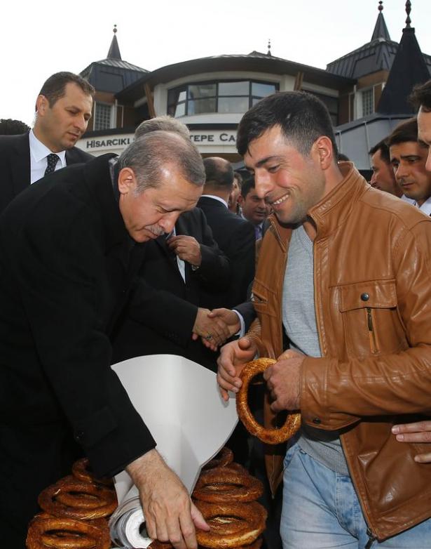 <p>Cumhurbaşkanı Erdoğan, namaz sonrasında cami avlusundaki simitçiden satın aldığı simitleri vatandaşlara dağıttı. </p>