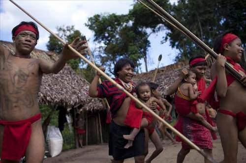 <p>20. yüzyılın sonlarından itibaren Yanomamilerin yaşam alanlarını ve yaşamlarını tehdit edenler ise, kaçak maden arayan İspanyol kökenli altın avcıları.</p>

<p> </p>
