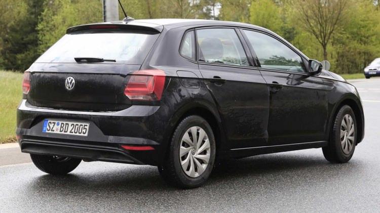 <p>Arka tarafta da değişiklikler var. Kare yapıda olan stop lambalarının hatları biraz daha yumuşatılmış. Ayrıca arkaya doğru C sütunundan itibaren eğim verilmiş. Bu eğim şekli, son dönemde piyasaya çıkan HB modellerde bir hayli gözde.</p>
