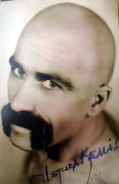 <p>YEŞİLÇAM’ın emektar figüran oyuncularından ’Ustura Kemal’ lakaplı  77 yaşındaki Niyazi Taligacı, Edirne’de seyyar arabayla tatlı satarak geçimini sağlıyor. Sinemayla 1967 yılında tanıştığını ve Yeşilçam’da 50’den fazla filmde rol aldığını söyleyen Niyazi Taligacı, tek başına kiralık evde yaşadığını söyledi.</p>

<p> </p>
