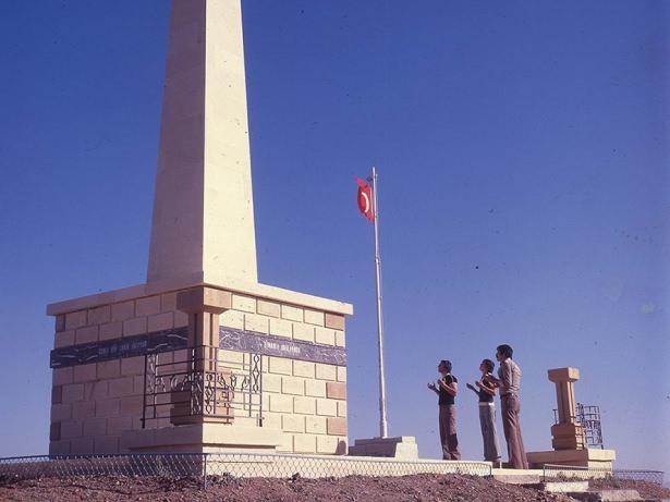 <p>Fotoğrafik bir yolculuk olan AND koleksiyonu, 1970'lerin sonlarında, Anadolu'nun dört bir yanında yapılan çekimlerle başlar. Şehir şehir, kasaba kasaba, köy köy dolaşan fotoğrafçılar, sokakları, meydanları, coğrafyanın arketip güzelliklerini belgeler. İmgeler üzerinden bir Türkiye yolculuğu yaşatılır ve coğrafyanın bir zamanı kayda alınır.</p>

<p> </p>
