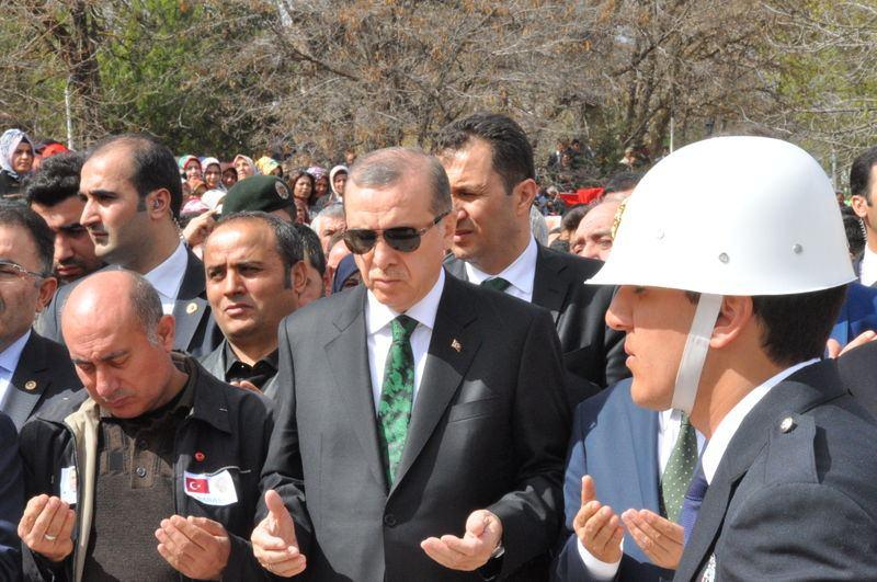 <p>Cumhurbaşkanı Recep Tayyip Erdoğan, Şırnak'ta PKK'lı teröristlere yönelik operasyonda şehit olan özel harekat polisi Osman Belkaya'nın (23) cenaze törenine katıldı.</p>