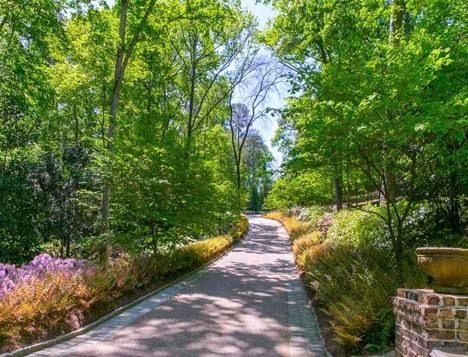 <p>Evin bahçesindeki yollarda uzun yürüyüşler yapabilir, saatlerce bahçenizden ayrılmadan bisiklet sürebilirsiniz.</p>