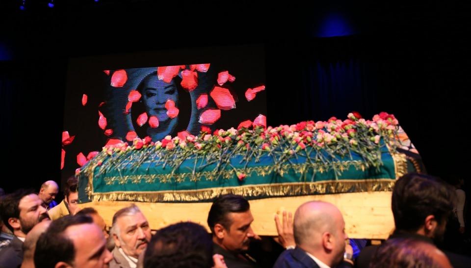 <p>Tedavi gördüğü hastanede yaşamını yitiren Türk sinemasının ünlü oyuncusu Oya Aydoğan için Cemal Reşit Rey Kongre Konser Salonu'nda tören düzenlendi.</p>

<p> </p>
