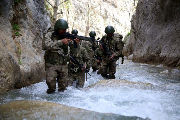 <p>Okulda şubat ayında gerçekleştirilen "Derin kar ve şiddetli soğuklarda muharebe harekatı"nın ardından kursiyerler, kursun en zor safhası olarak görülen "Kara komando harekatı"na katıldı. </p>
