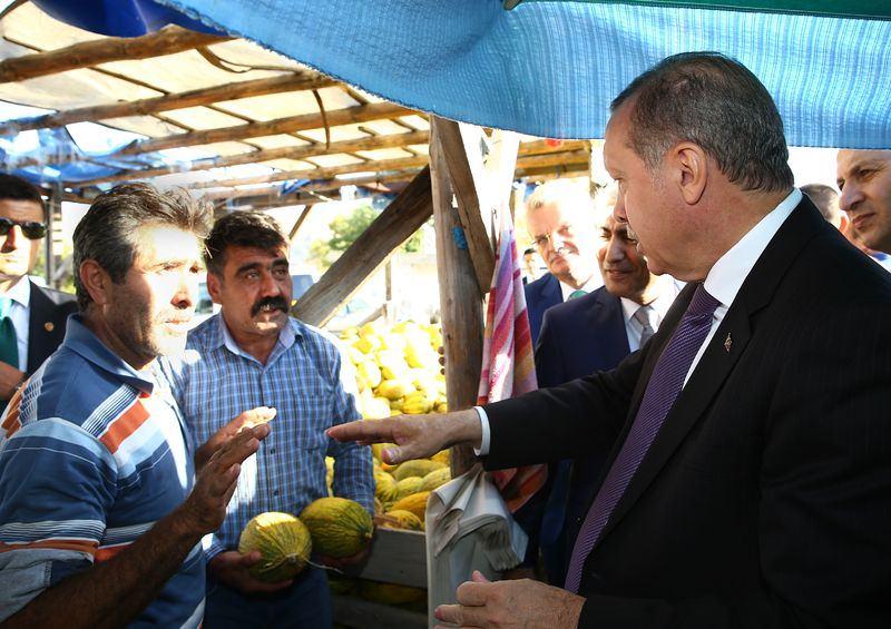 <p>Cumhurbaşkanı Erdoğan, otobüsten indikten sonra yol kenarında kavun satan köylülerin yanına giderek sohbet etti. Köylülerin dilimleyerek verdiği kavunu Erdoğan, yanındaki basın mensupları, korumalar ve protokol üyelerine de ikram etti.</p>