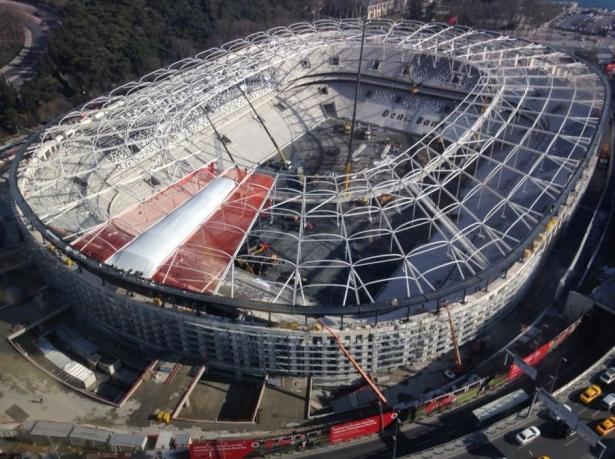 <p>Vodafone Türkiye ile Beşiktaş Kulübü arasında 20 Ağustos 2013'te imzalanan ve 15 yıllık sponsorluk anlaşmasıyla "Türkiye'nin ilk akıllı ve çevreci stadyumu" olarak inşa edilen Vodafone Arena'nın içerisindeki çatının inşasında kulllanılan büyük vinç söküldü, koltukların montesi ve zeminin düzenlenmesi hız kazandı.</p>
