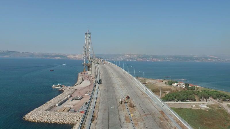 <p>2015 yılı sonu itibariyle karayolunun Altınova – Gemlik kesiminin, 2016 yılı Mart ayı sonunu kadar İzmit Körfez Geçişi Asma Köprüsü’nün yapım çalışmalarının tamamlanarak trafiğe açılması planlanıyor.</p>