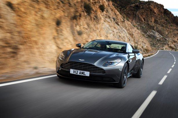 <p><span style="color:#FFFFFF">Aston Martin DB11, yeniden tasarlanan 5,2 litrelik çift turbolu V12 motoruyla Aston Martin tarihindeki en güçlü DB modeli oluyor. 600 BHP ve 700 Nm’lik torku, DB11’i bugüne kadar üretilen en güçlü DB modeli olurken, 320 km’lik maksimum hız ve 0-100 hızlanmasını ise 3,9 saniyede tamamlıyor. </span></p>
