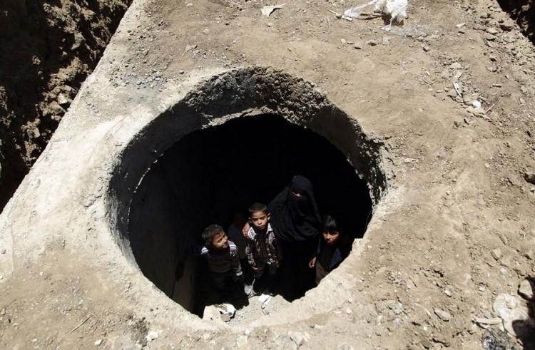 <p>Savaş sırasında evleri yıkıldığı için bir su çukurunda yaşan Yemenliler.</p>

<p> </p>
