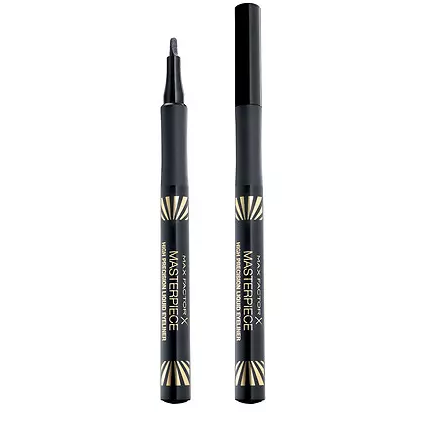 <p>Daha sonra gözlerinde koyu bir kedi gözü etkisi yaratmak için <strong>Masterpiece High Precision Liquid Eyeliner</strong>'ın siyah rengini kullanıyor. Manken, üst kirpik çizgisinden, iç köşeden dışa doğru grafik bir hat çekiyor.  </p>
