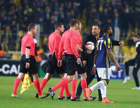 <p><strong>Rus taraftarlar: 'Kibar Dick'</strong></p>

<p>Rus taraftarlar sosyal medyada yaptıkları yorumlarda Dick Advocaat'ın Krasnodar ve Fedor Smolov ile ilgili sözlerine yoğun ilgi gösterdi. Rus ekibinin kendilerinden iyi olduğu ve Smolov'un çok iyi bir oyuncu olduğuna yönelik sözleriyle ilgili 'Kibar Dick' ifadesinin kullanılması dikkat çekti. Rakibin futbolunu değerlendiren bir başka futbolsever ise 'Fenerbahçe şaşırtmadı' yorumunu yaptı.</p>
