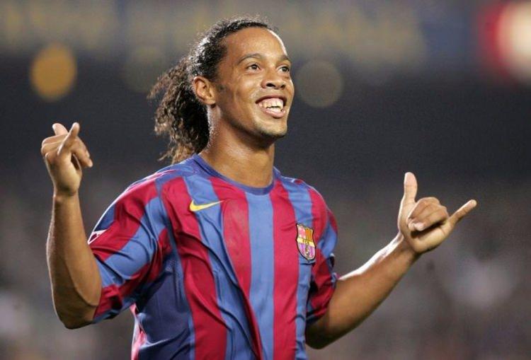<p><strong>RONALDINHO</strong></p>

<p>Dünyanın gözünü çevirdiği futbolcu olmadığı yıllarda Diyarbakır'a önerildi, ancak yönetimden onay çıkmadı. Gremio forması giyerken Galatasaray'ın da gündemine geldi, ama 3 milyon dolarlık bonservisi transfere engel oldu.</p>
