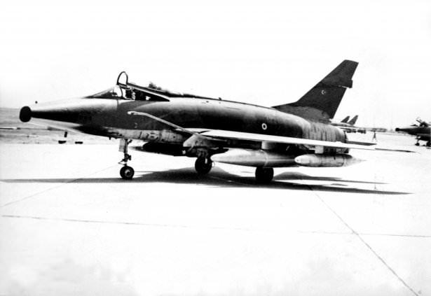 <p>Kalkışa Hazır Bir F-100 Uçağımız</p>
<p> </p>
