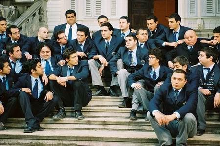 <p><strong>Hababam Sınıfı Merhaba</strong><br />
Filmde edebiyat sınıfına biyoloji dersi veriliyor.</p>