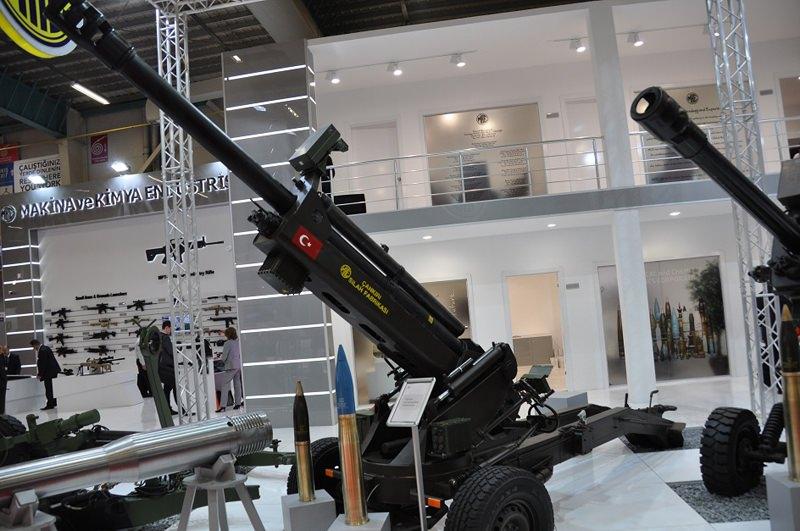 <p><strong>TÜRK MÜHENDİSLER GELİŞTİRDİ</strong></p>
<p>Makine ve Kimya Endüstrisi Kurumu (MKEK) ile Aselsan tarafından tasarlanan, geliştirilen ve üretilen Türk mühendislerinin ürünü Boran 105 mm'lik çekili obüs topu milli olarak geliştirildi.</p>