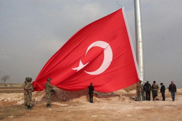 <p>Şanlıurfa Mürşitpınar sınır kapısına yakın, sınırın sıfır noktasına dev Türk bayrağı asıldı.</p>

<p>​</p>
