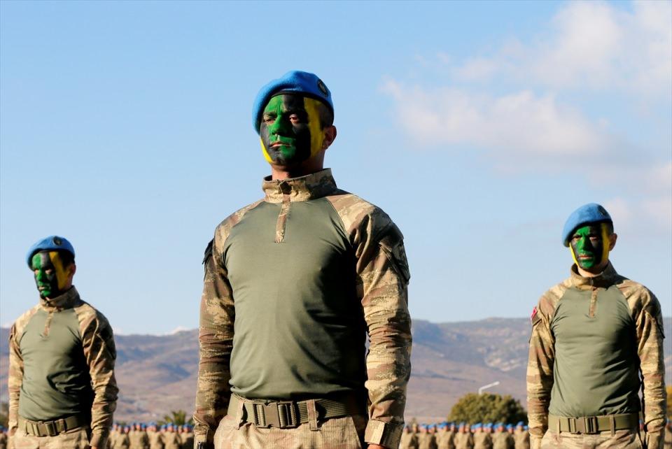 <p>Törende uzman erbaşlar, bir grup göstericinin yakın dövüş teknikleriyle kısa sürede etkisiz hale getirilmesi gösterisi de sundu.</p>