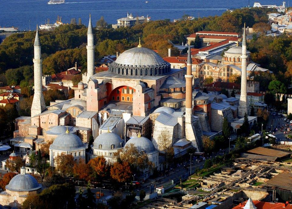 <p><strong>Fethin sembolü: İstanbul Ayasofya'sı</strong><br />
<br />
Yapıldığı dönemde Bizans'ın, sonrasında ise fethin sembolü olan Ayasofya, şim¬dilerde yılda yaklaşık 3,5 milyon kişinin ziyaret ettiği, sadece İstanbul'un değil, Türkiye'nin en çok gezilen müzesi. Aya- sofya'nın bulunduğu yere ilk kilise 360 yılında yapılmış. 404 yılında yıkılan yere ikinci kilise 415 yılında inşa edilmiş. Günü¬müz Ayasofya'sı ise İmparator Justinianos tarafından dönemin iki önemli mimarı olan İsidoros ile Anthemios'a yaptırılmış. </p>
