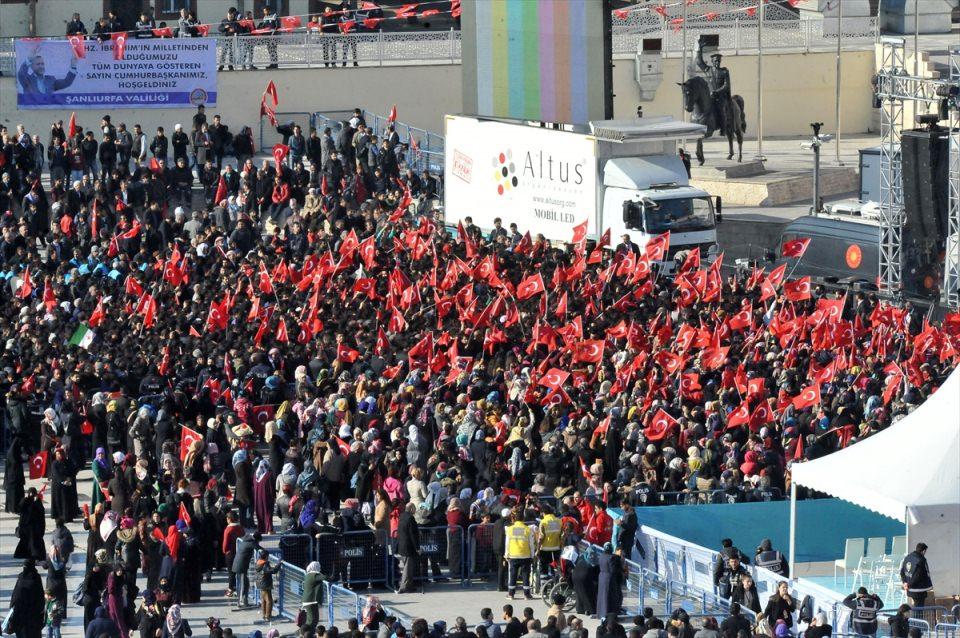 <p>Cumhurbaşkanı Recep Tayyip Erdoğan, Şanlıurfa temasları kapsamında Rabia Meydanı'nda vatandaşlara hitap etti.</p>
<p> </p>
