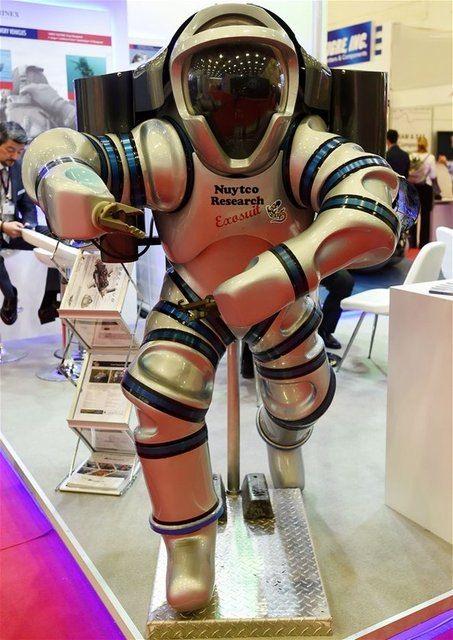 <p>Exosuit’in önceki modelleri Deniz Kuvvetleri Komutanlığı, ABD, Fransa, İtalya ve Rusya dahil bir çok ordu tarafından kullanıyor. Ayaklarındaki pedallar ve kollarındaki itici motorlarla kumanda edilen Exosuit’in fiyatı 1.5-2 milyon dolar arasında.</p>
<p> </p>
