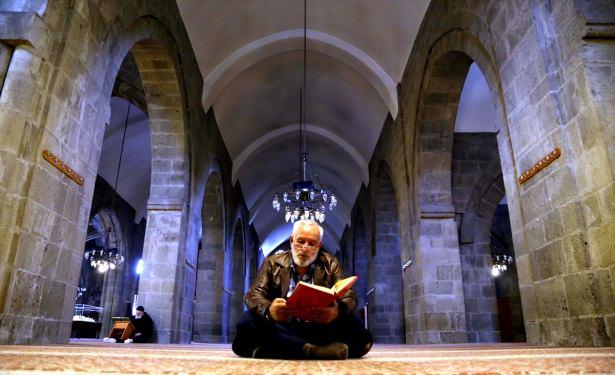 <p>Tarihi ve kültürel zenginlikleriyle ön plana çıkan Erzurum'daki asırlık camilerde ramazan hazırlıkları tamamlandı. Kentte asırlardır ezan sesinin yankılandığı Osmanlı ve Selçuklu dönemlerinden kalma camiler, 11 ayın sultanı ramazan için hazır hale getirildi.Fotoğrafta tarihi Ulu Cami görülüyor.</p>
