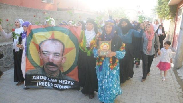 <p>Türkiye Cumhuriyetinin işgalci olduğu, halkın taleplerinin karşılanması için hendek ve barikatların oluşturulduğu, bu hendek ve barikatlarla öz yönetim istediklerini, yıllar öncesinde PKK’nın varoluşunun da aynı yöntemlerle olduğu, dün dağda yaşanan ortamın dün şehirlerde olduğu, …….. Sur, Cizre, Dargeçit ve Nusaybin ile tüm kürt insanların ayaklanmasını selamlıyoruz.</p>
