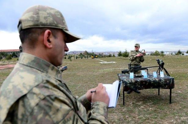 <p>Eğitimlerin başlangıcında teorik ve uygulamalı olarak kullanılacak silahların bütün detayları tanıtılıyor. </p>
